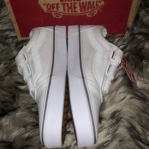 Hiiii I am selling a brand new pair of vans!!!!